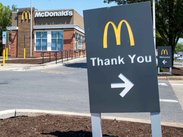 マクドナルドの配達の遅れを警察が謝罪、一体ナゼ?