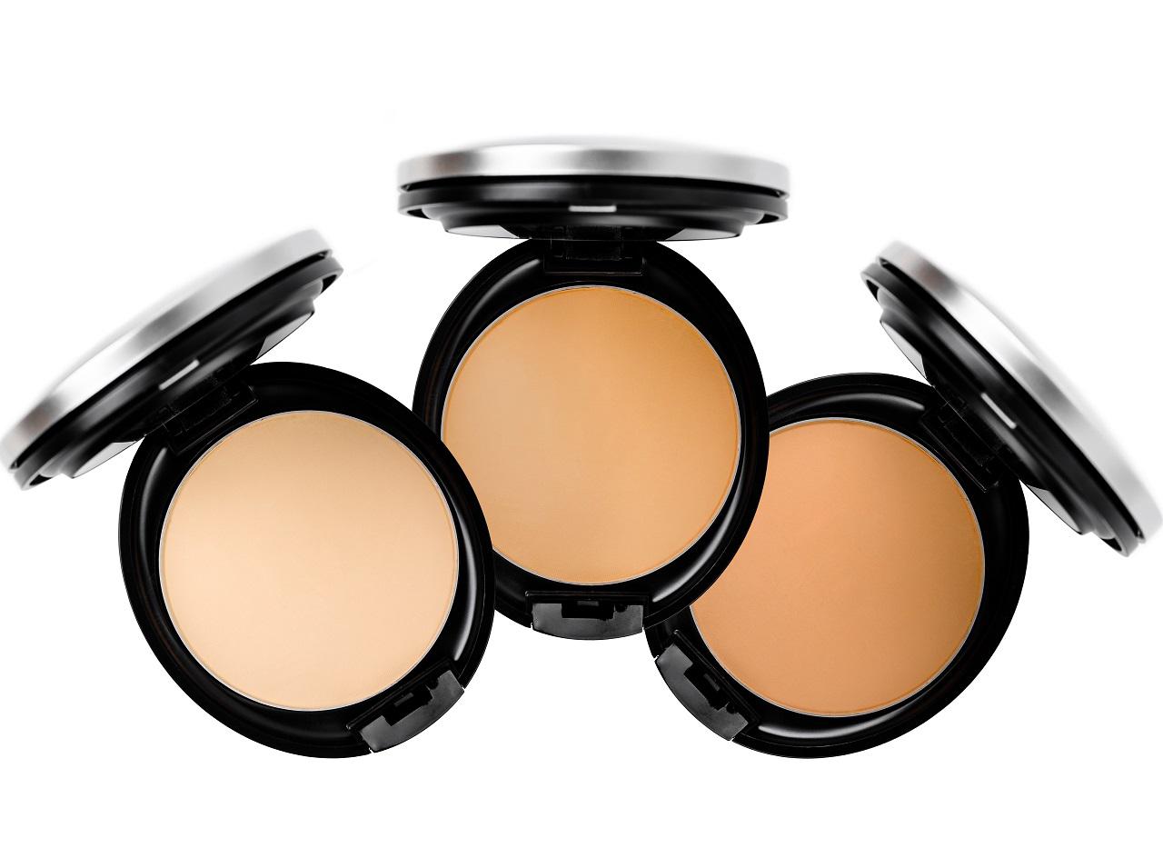 パウダーファンデの粉っぽさ、厚塗り感を防ぐ！自然に仕上がるプロの塗り方