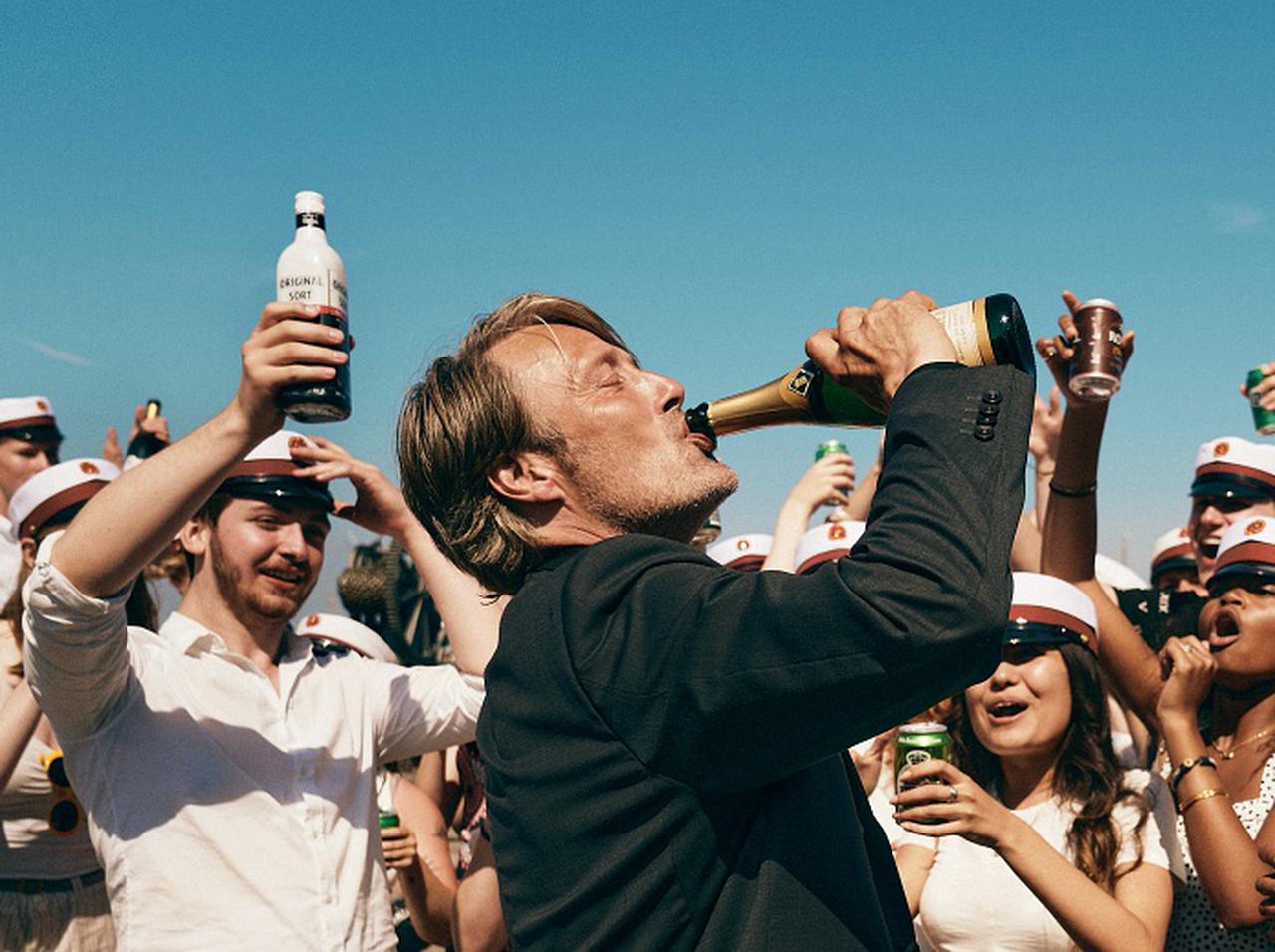 マッツ・ミケルセン、飲酒から学びを得る⁉︎主演オスカー受賞作『アナザーラウンド』本予告