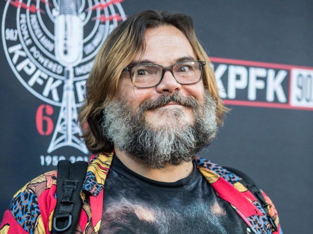 学生の卒業写真に混ざったジャック・ブラック、撮影中のプロ意識が半端ない