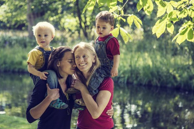 「ゲイで幸せな人を見たことがない」と極右派が発言、SNSが“幸せなゲイの人”の写真であふれる