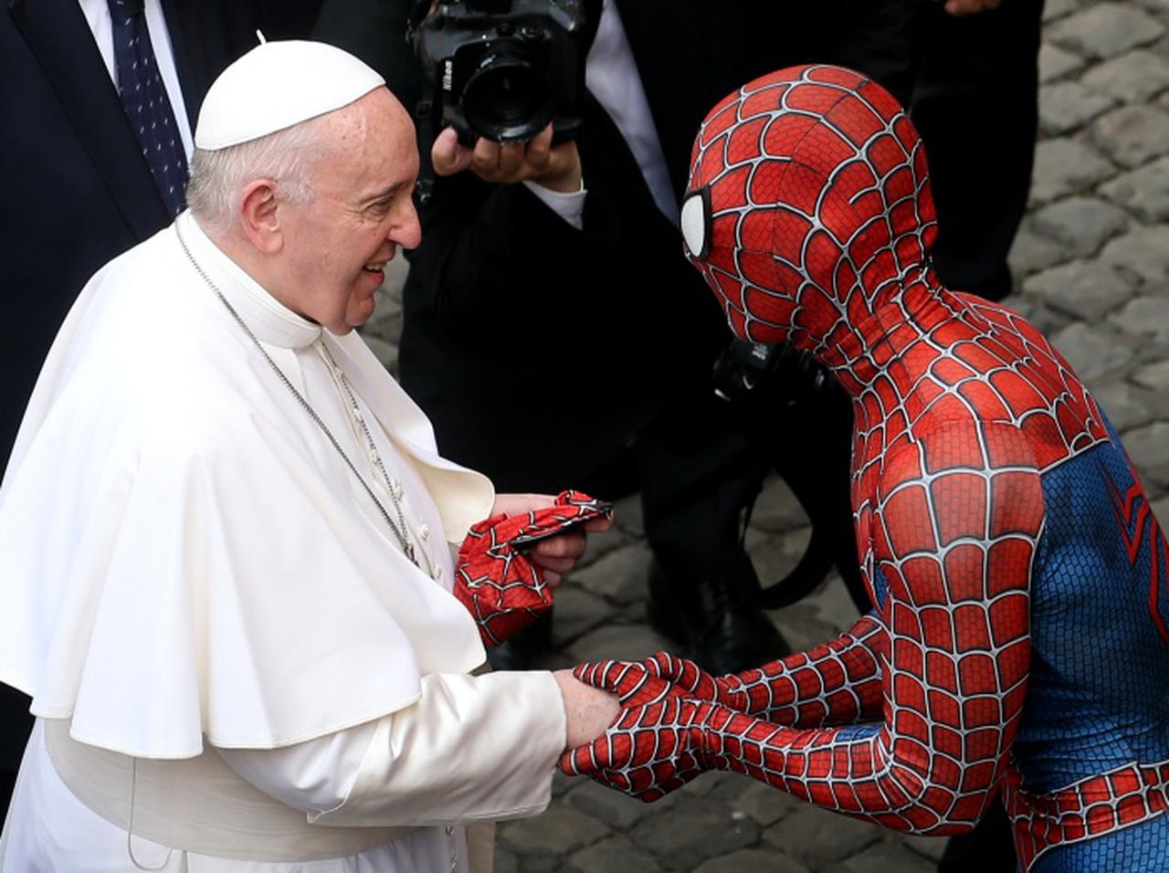 スパイダーマンがローマ教皇に謁見、その理由がさすがヒーロー