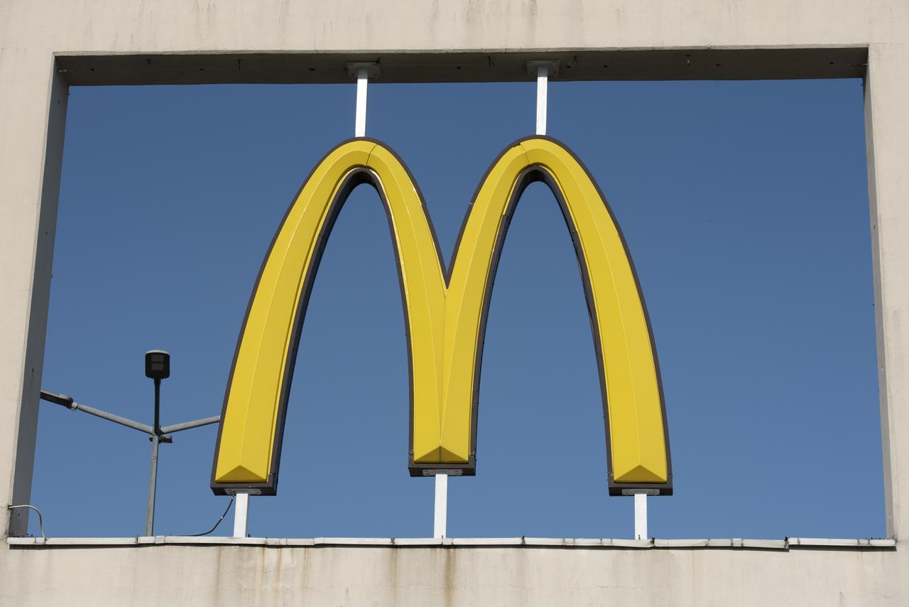 マクドナルド、店内で「営み」を始めた客が大惨事を起こす