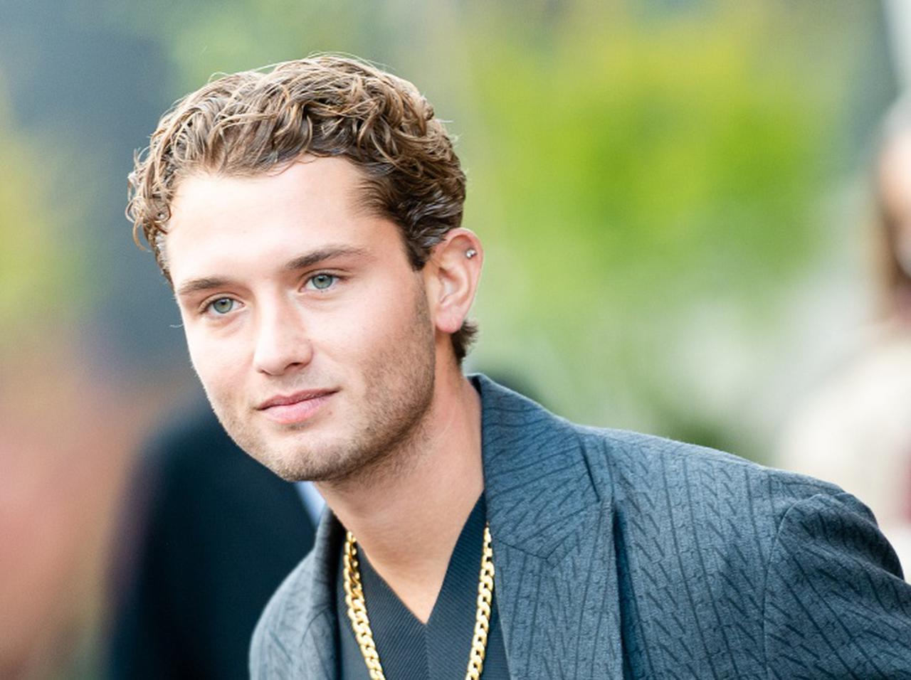 ジュード・ロウに激似な息子がマイケル・ケインと共演で映画デビュー!