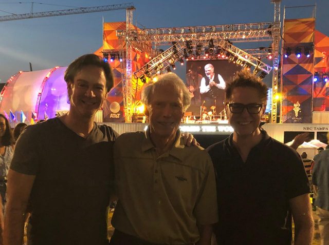 クリント・イーストウッド、91歳の誕生日をジェームズ・ガンが記念写真でお祝い