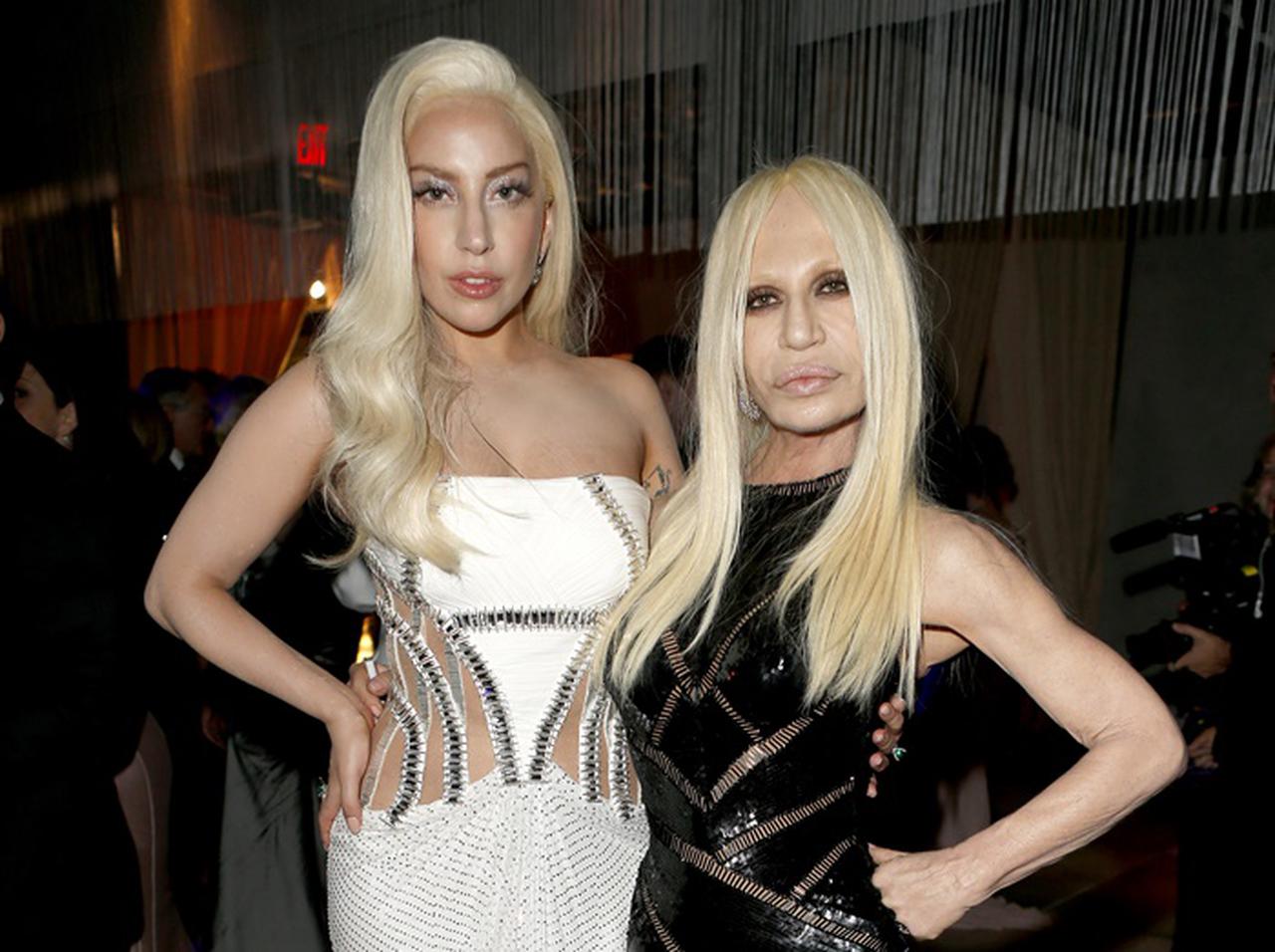 レディー・ガガ、プライド月間にヴェルサーチェとコラボ!「違うことは美しい」