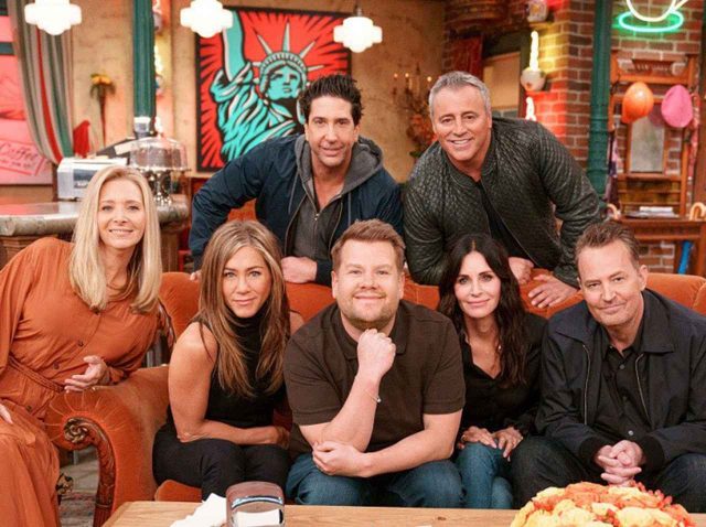 『フレンズ』キャストが「カープール・カラオケ」に登場、“車じゃない乗り物”で密を回避