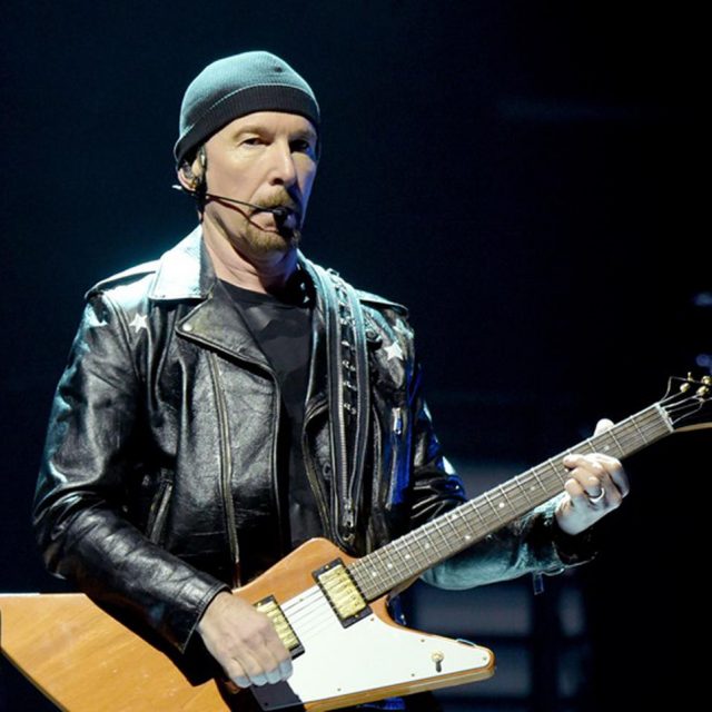 U2ジ・エッジ、難民の救命胴衣でギターストラップを制作し支援