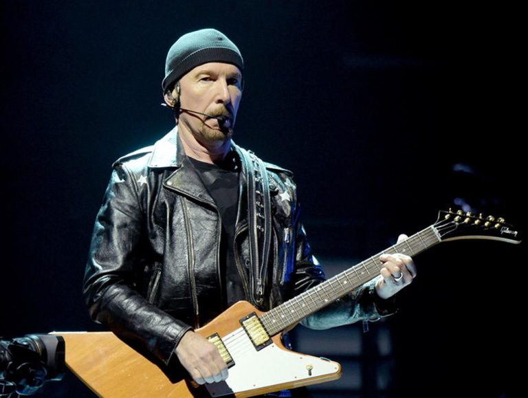 U2ジ・エッジ、難民の救命胴衣でギターストラップを制作し支援