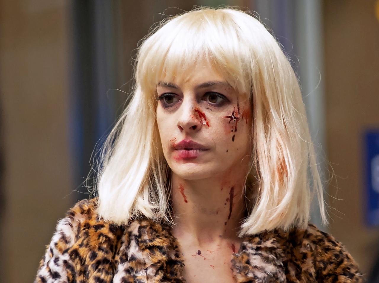 アン・ハサウェイが車に落下、フロントガラス大破!? 一体何が？【写真アリ】