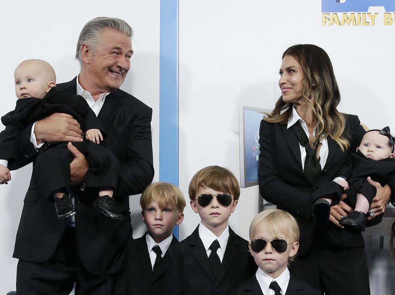 『ボス・ベイビー』続編プレミアにボス・ベイビー仕様のアレック・ボールドウィン一家が登場