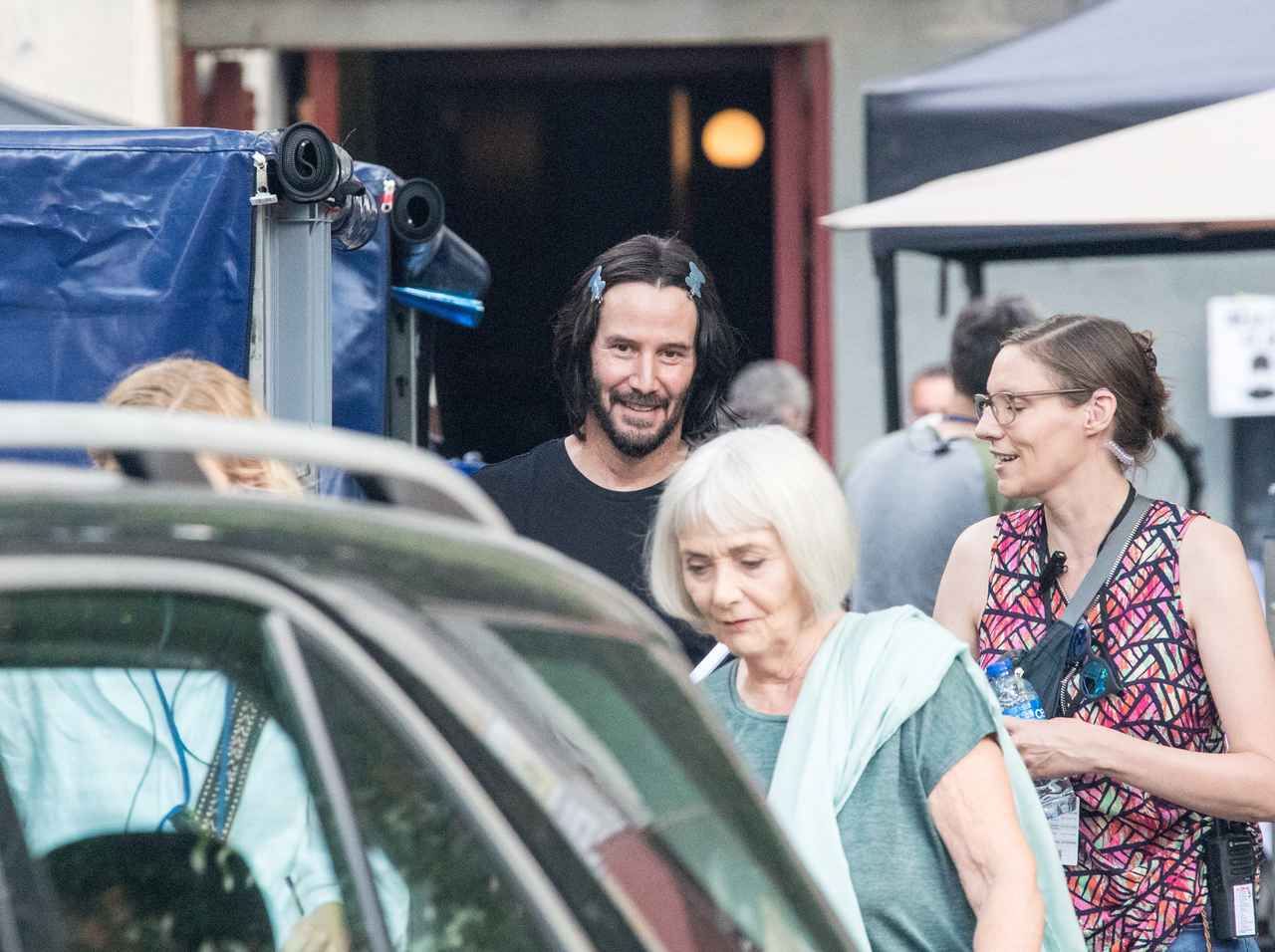 キアヌ・リーブス56歳「リボンのヘアピン」が似合いすぎる、『ジョン・ウィック』撮影準備中