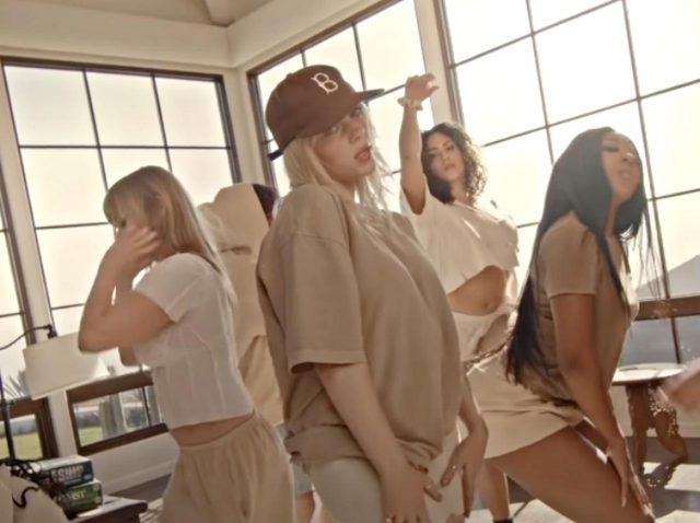 ビリー・アイリッシュ、新曲「Lost Cause」で着たのはあのセレブの監修ブランド