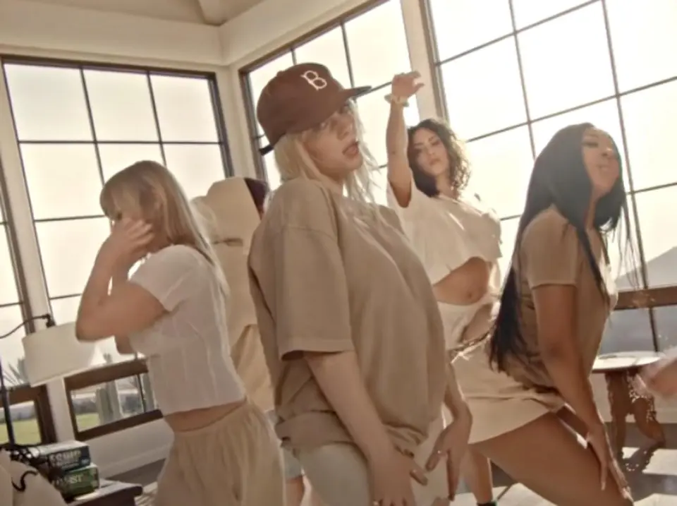 ビリー・アイリッシュ、新曲「Lost Cause」で着たのはあのセレブの監修ブランド - フロントロウ ｜ 楽しく世界が広がるメディア