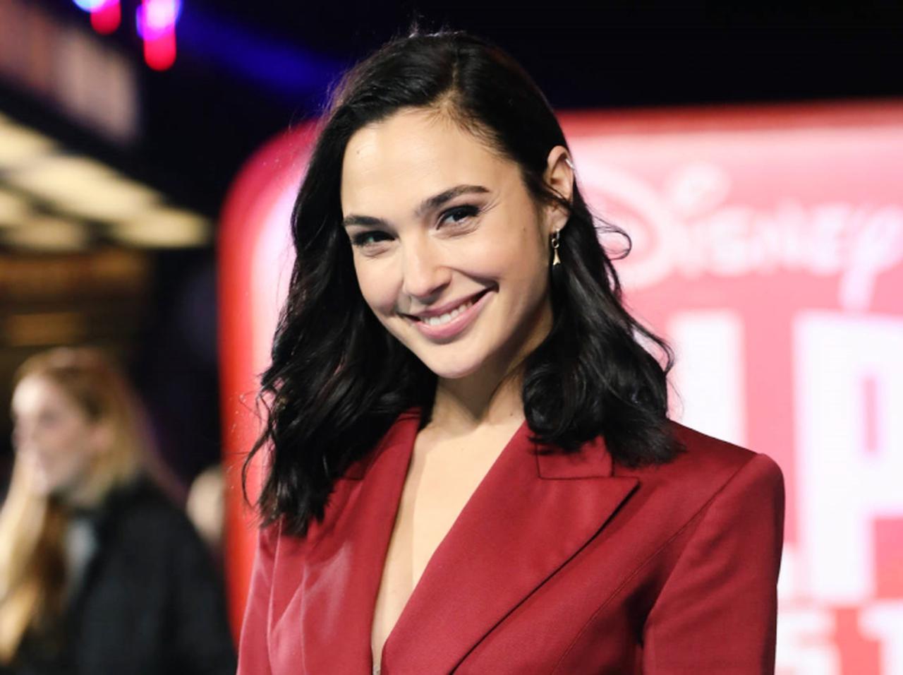 『ワンダーウーマン』ガル・ガドットが第3子を出産!ほのぼの家族写真でベビーをお披露目