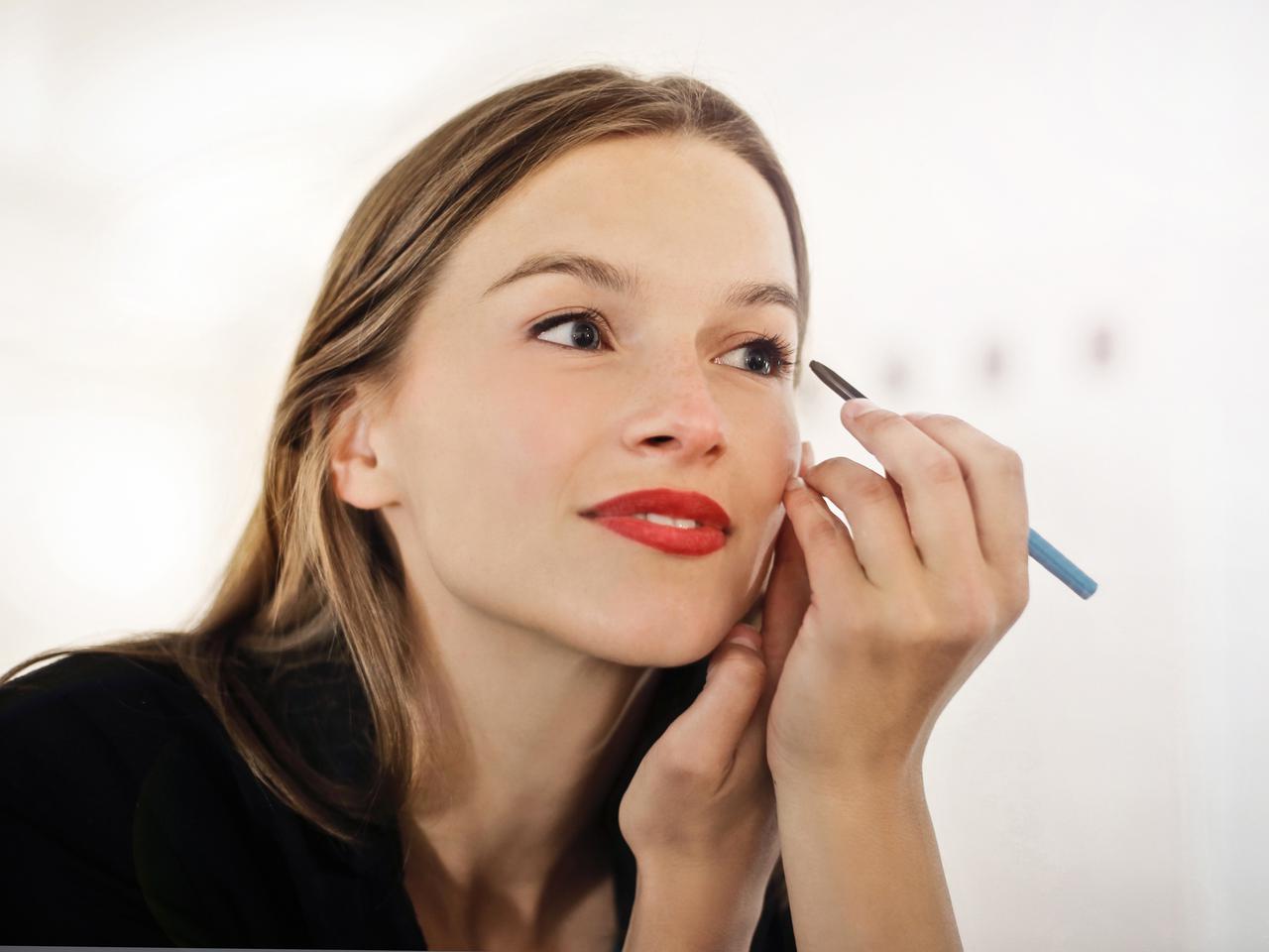 一重や奥二重の救世主！まぶたで隠れない“子犬風アイライン”で目力アップ