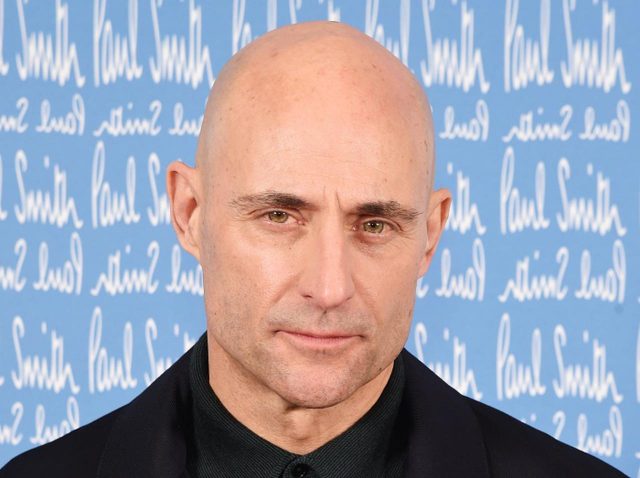 『クルエラ』マーク・ストロング、「悪役を演じることは楽しい」