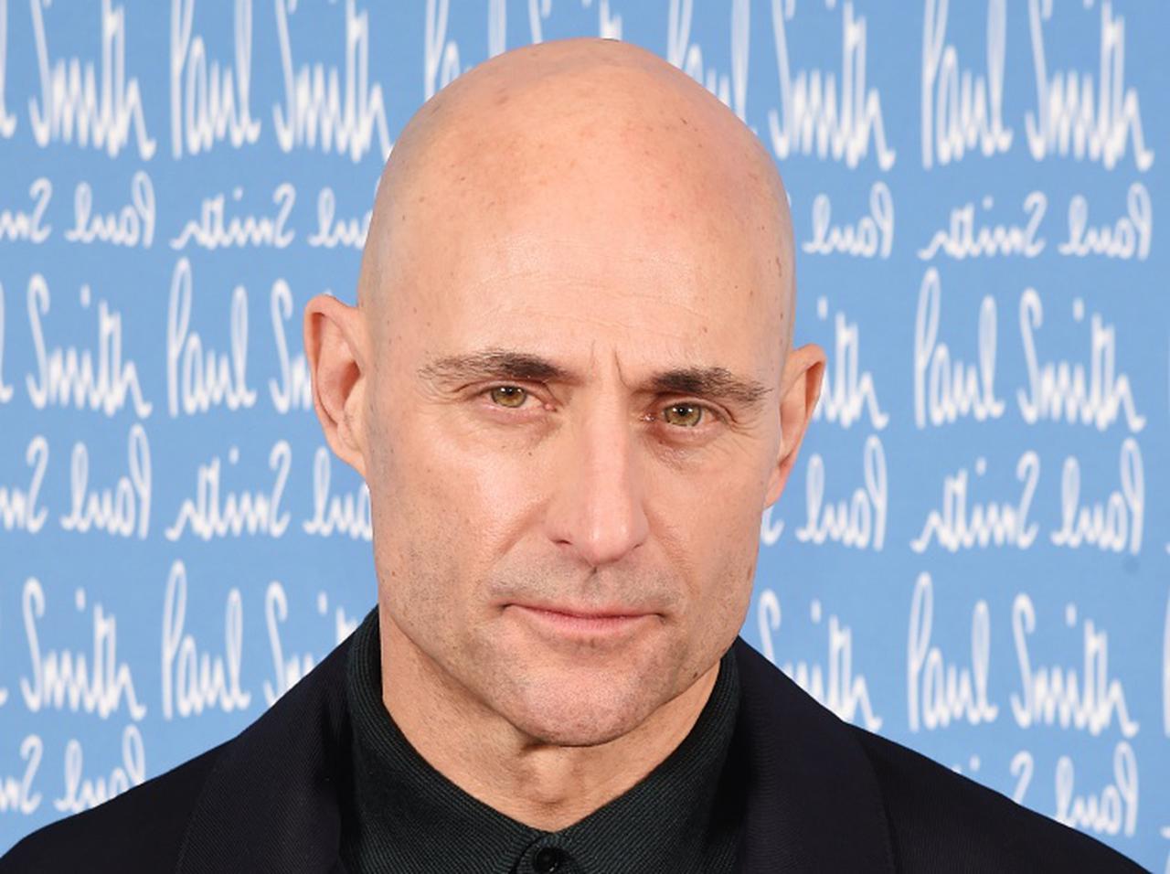 『クルエラ』マーク・ストロング、「悪役を演じることは楽しい」