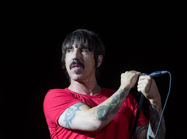 レッチリのアンソニー、20代の美女軍団とディズニーランドへ