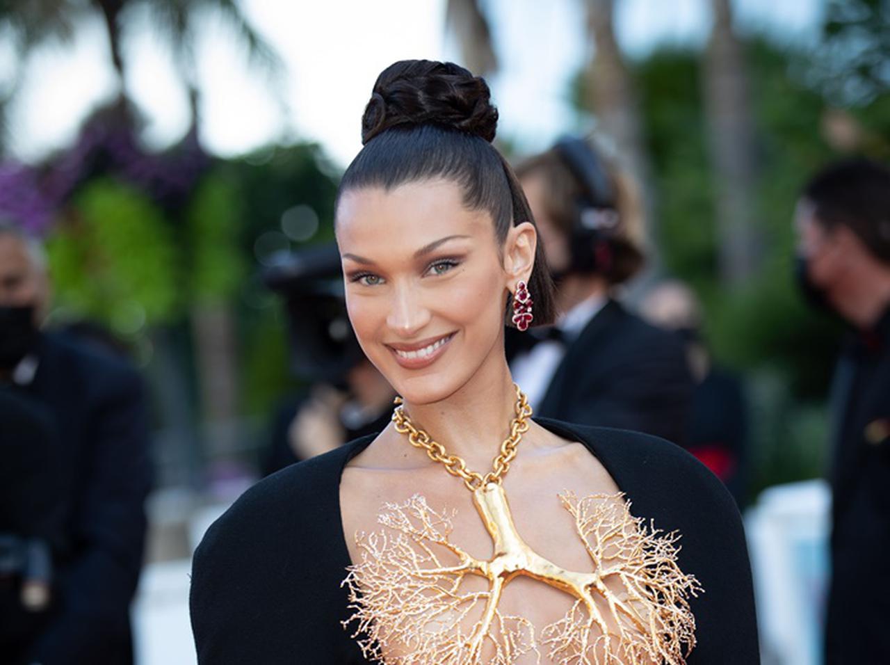 ベラ・ハデッィッド、「肺ネックレス」を着けてカンヌ出席