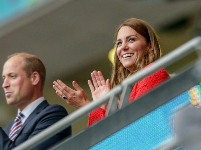 キャサリン妃、サッカー観戦に「ZARAのセール品」をチョイス