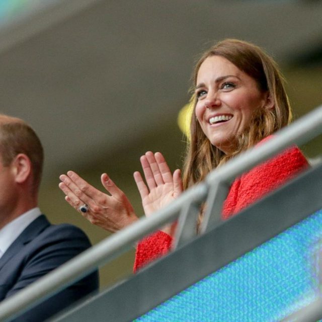 キャサリン妃、サッカー観戦に「ZARAのセール品」をチョイス