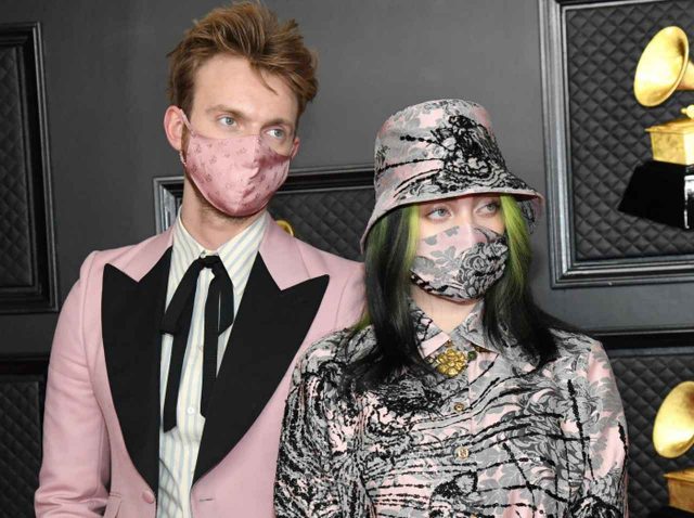 ビリー・アイリッシュのガセネタを流すな、兄フィニアスがファンアカウントを批判