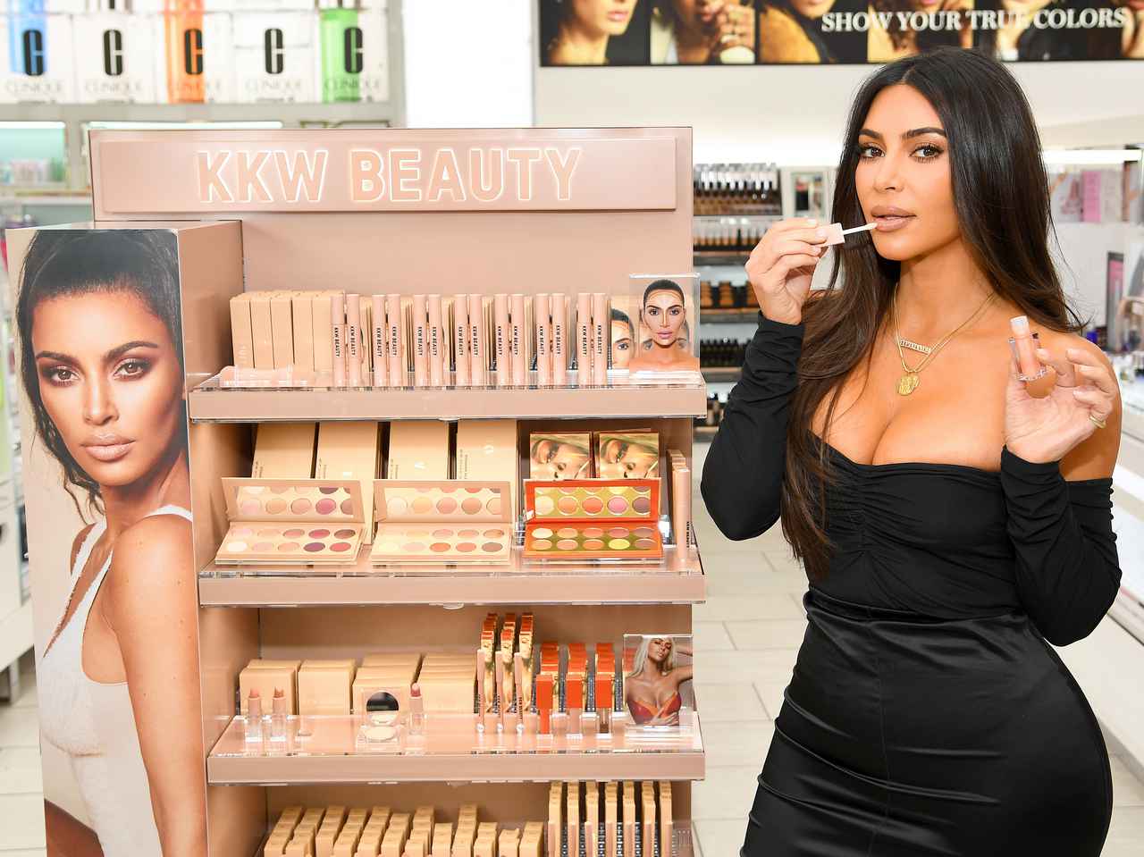 キム・カーダシアンのコスメブランド「KKW Beauty」が閉鎖、一部商品が75%OFFに