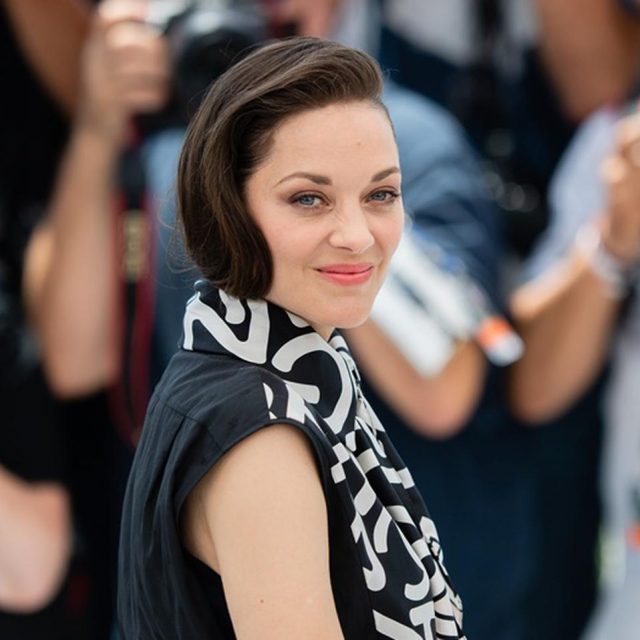 マリオン・コティヤール、カンヌ国際映画祭のフォトコールにサイクリングパンツ
