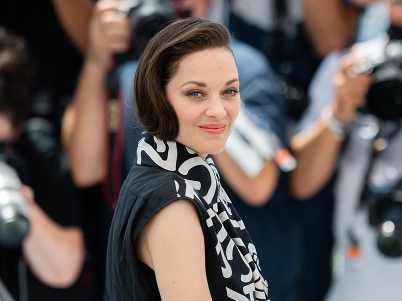 マリオン・コティヤール、カンヌ国際映画祭のフォトコールにサイクリングパンツ