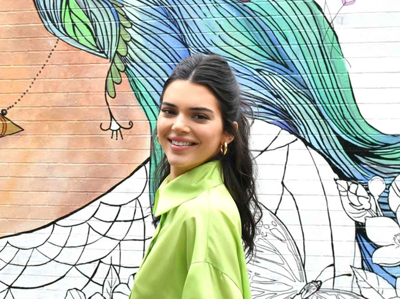 ケンダル・ジェンナーがクロックスを履いている姿にネット民が驚き