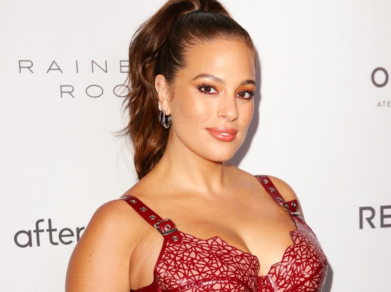 アシュリー・グラハムが第2子妊娠!夫撮影のマタニティフォトが神々しい