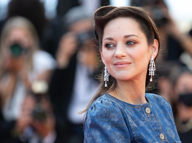 マリオン・コティヤール、シャネルのデニムセットアップで魅せる【カンヌ国際映画祭】