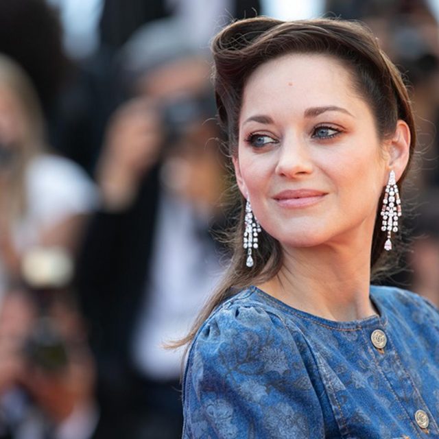 マリオン・コティヤール、シャネルのデニムセットアップで魅せる【カンヌ国際映画祭】