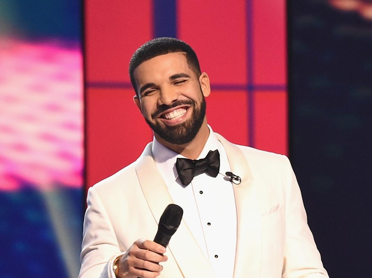 ドレイク、日本で数年前に流行った「電球ドリンク」にハマる