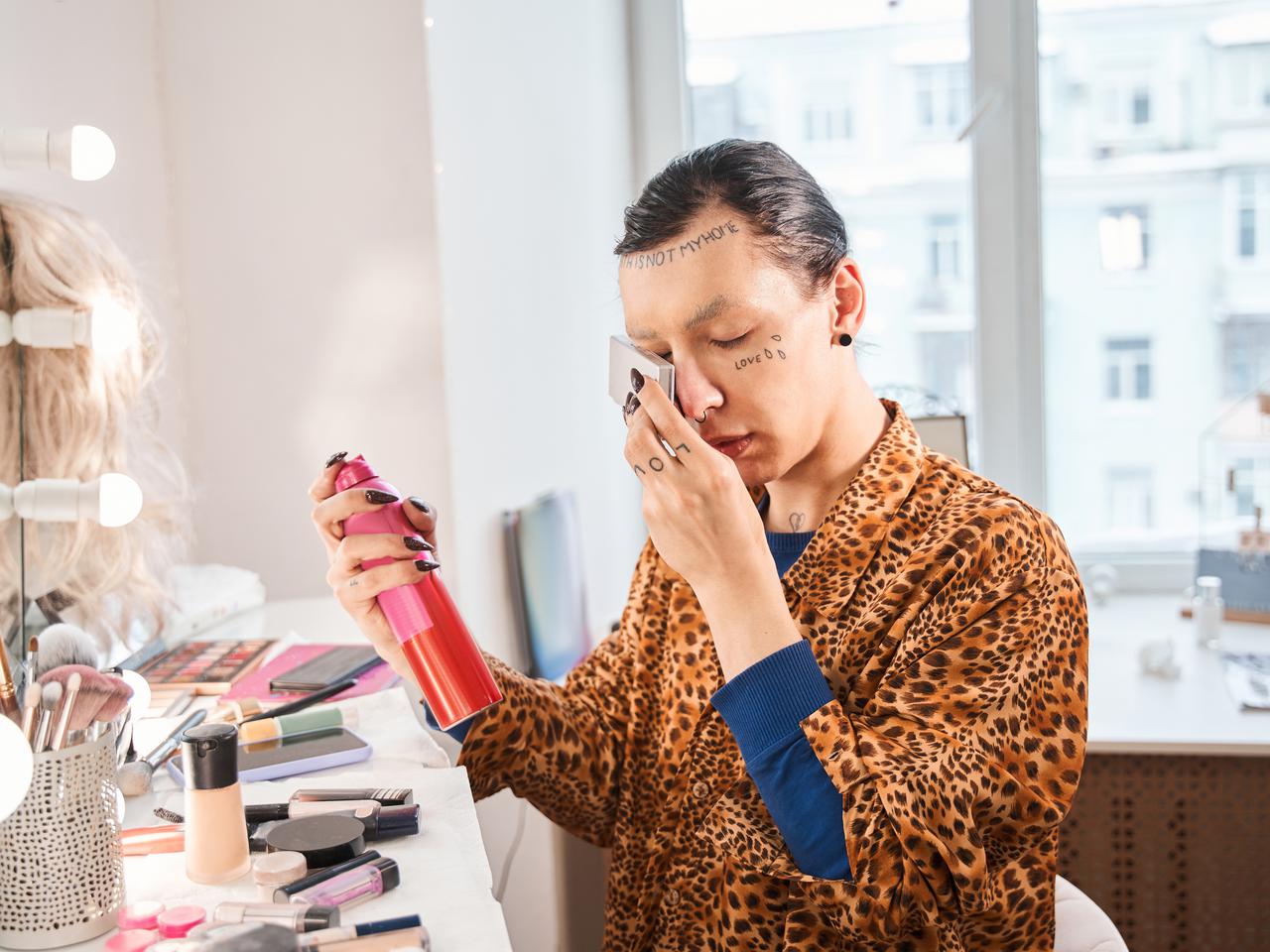 ドラァグクイーンのメイク担当が教える、肌に負担をかけずにメイクを落とし切るコツ4つ