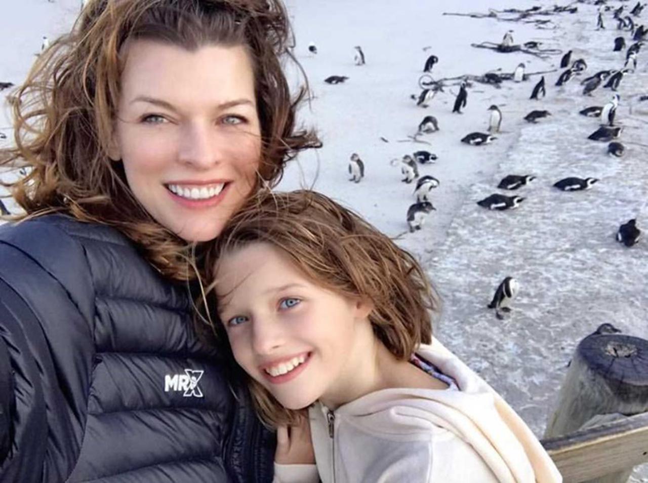 ミラ・ジョヴォヴィッチ娘、『ブラック・ウィドウ』上映会に実写版『ピーター・パン』の主役と登場