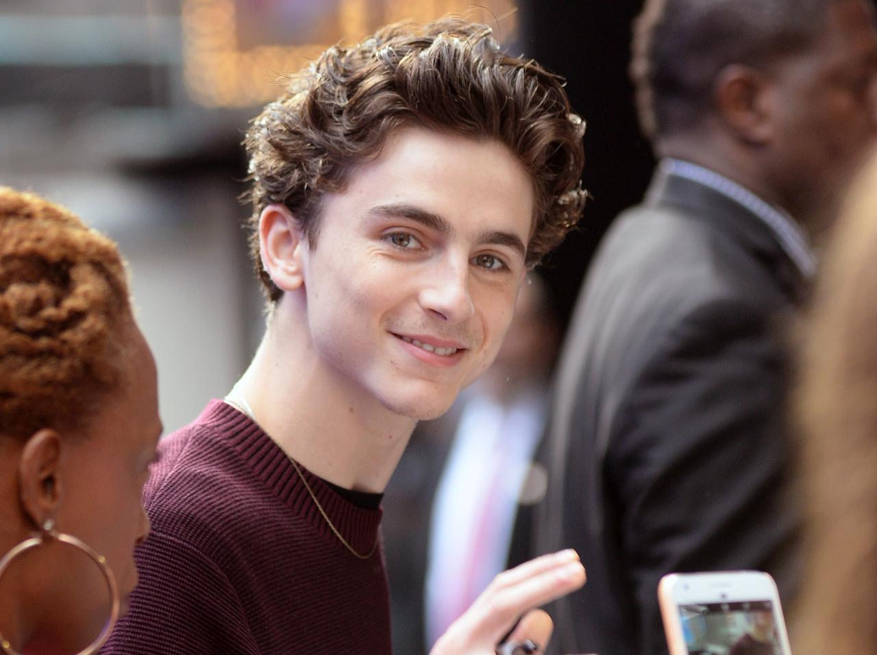 ティモシー・シャラメ、高校の後輩俳優から「学内でのモテモテ武勇伝」を明かされる