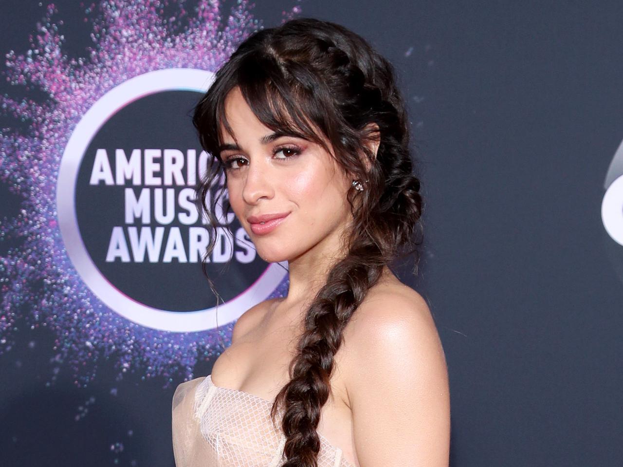 カミラ・カベロ、『シンデレラ』の名シーンを再現