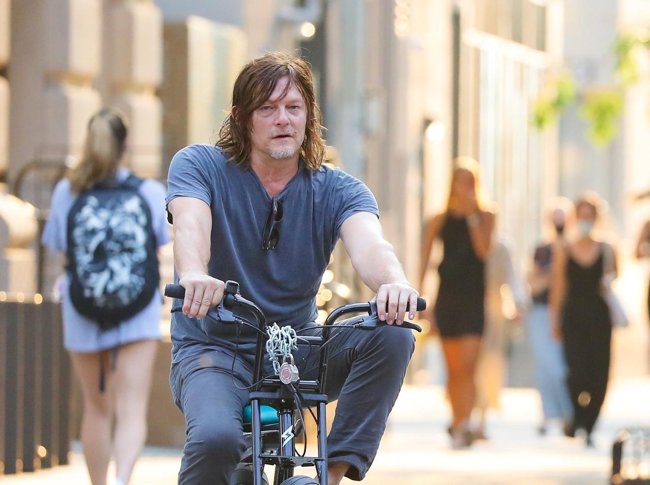 『ウォーキング・デッド』ノーマン・リーダス、街で妻子に“ついていく”姿が可愛い