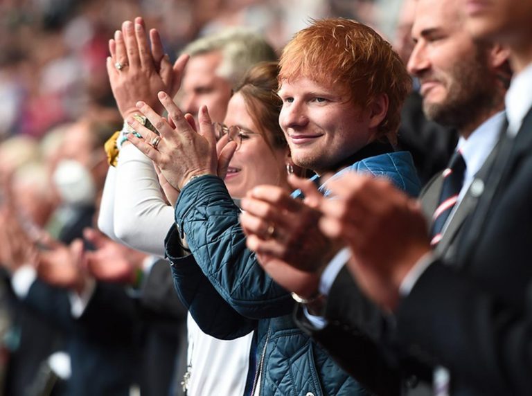 エド・シーラン、ウィリアム王子やキャサリン妃の後ろで両手を挙げ大盛り上がり