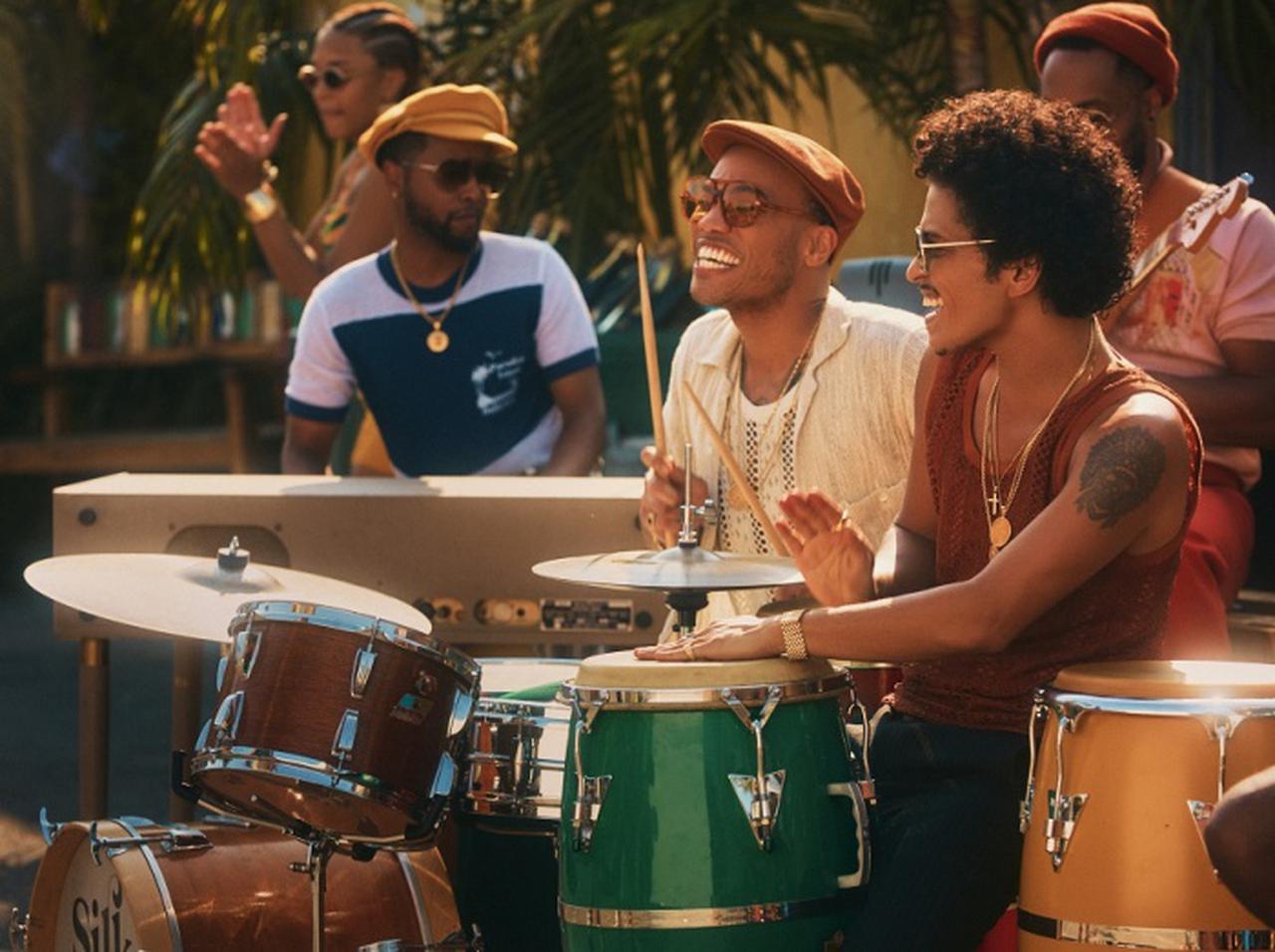 ブルーノ・マーズが夏モードに!アンダーソン・パークとの待望の新曲「Skate」をリリース