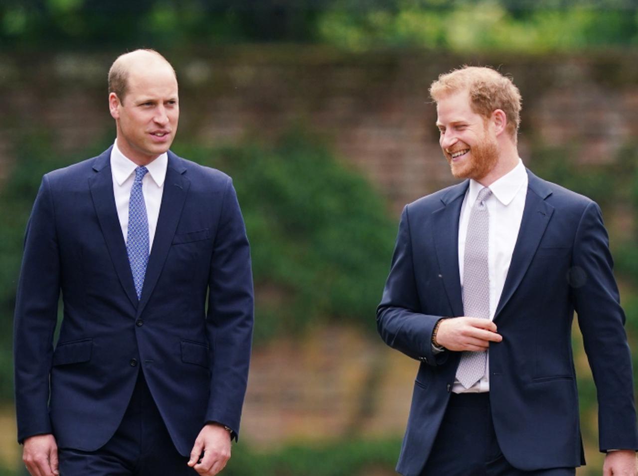 不仲説のウィリアム王子＆ヘンリー王子、ダイアナ妃像の除幕式で再会 にこやかに会話も