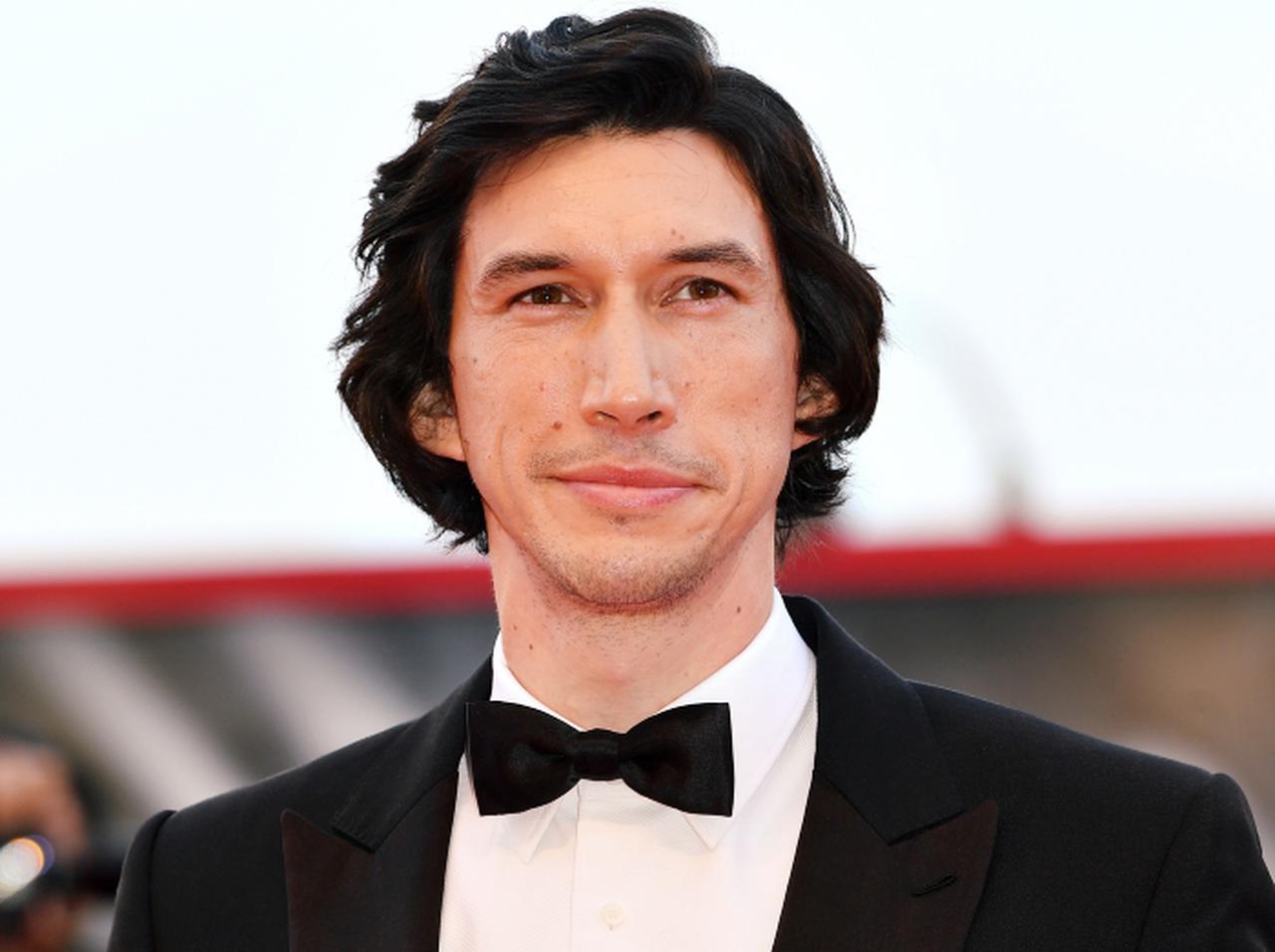 アダム・ドライバーが肉体美露わな「ケンタウロス」に!バーバリー新CMに騒然