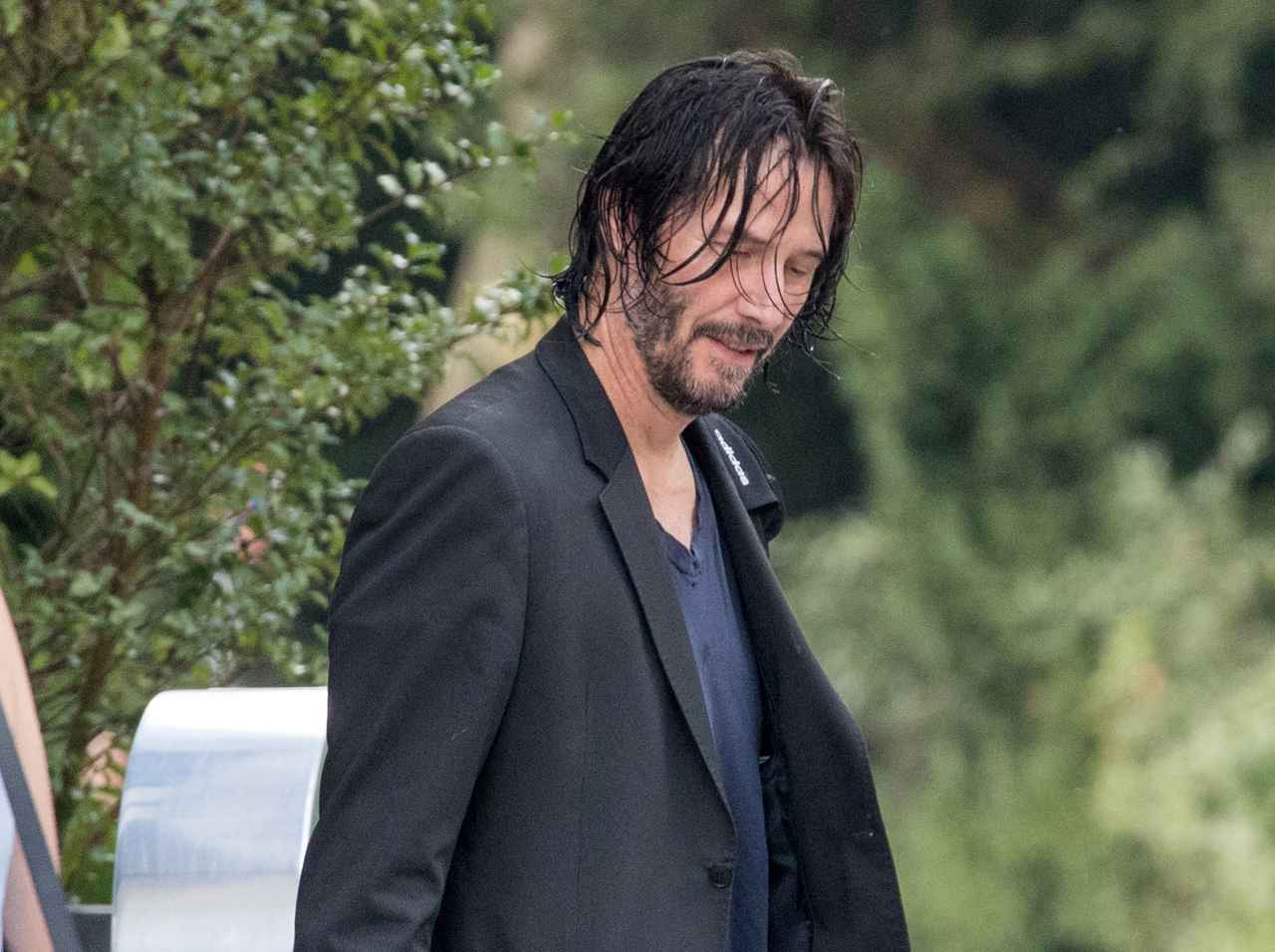 濡れ髪のキアヌ・リーブスが色っぽい!日本でも手に入る上級おしゃれブランドの袋を手に