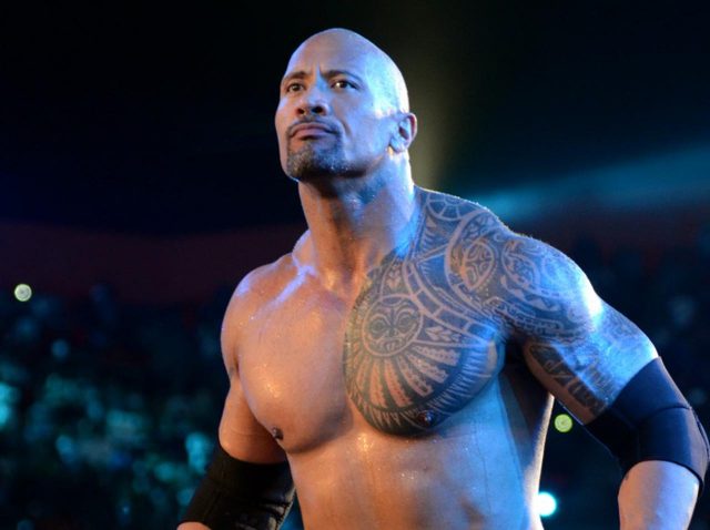 ドウェイン・ジョンソン、彫刻のような裸体を披露も目がいくのは「お尻の文字」