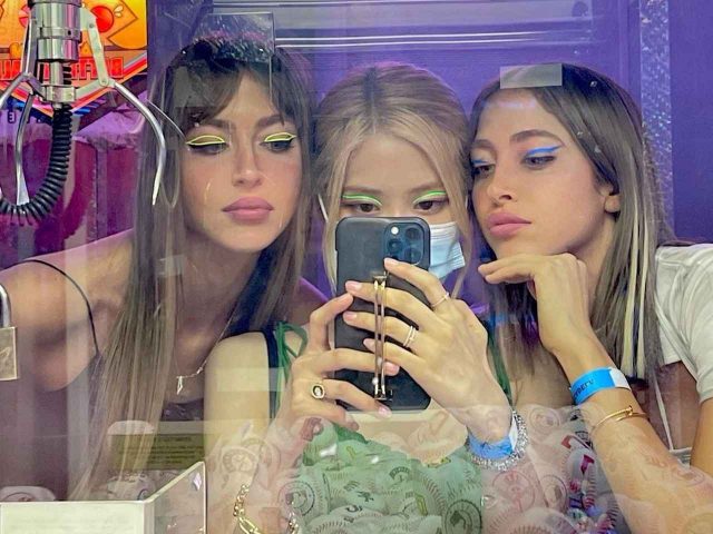 米お嬢様DJ、BLACK PINKロゼ＆ジェニーとお揃いの「ネオンメイク」を披露