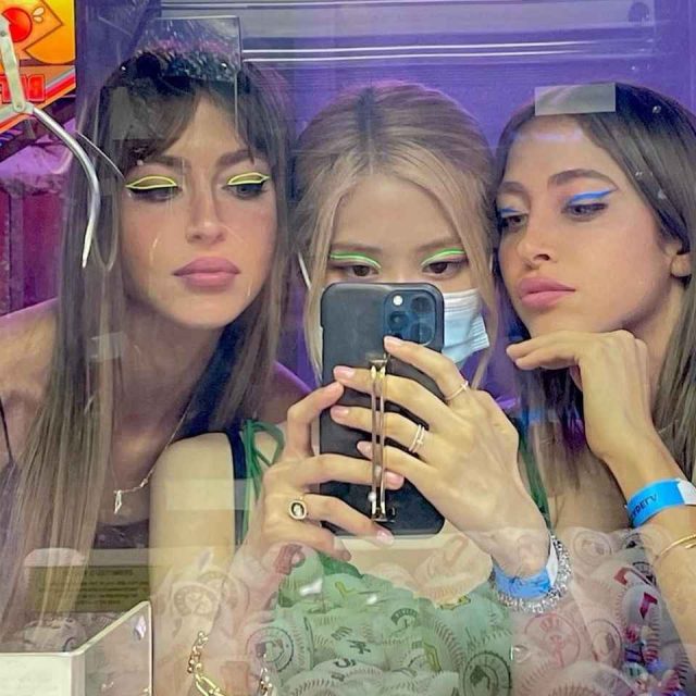 米お嬢様DJ、BLACK PINKロゼ＆ジェニーとお揃いの「ネオンメイク」を披露