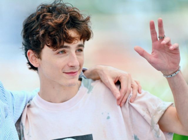 ティモシー・シャラメ、大先輩から「小学生レベルのイタズラ」を仕掛けられる【動画】