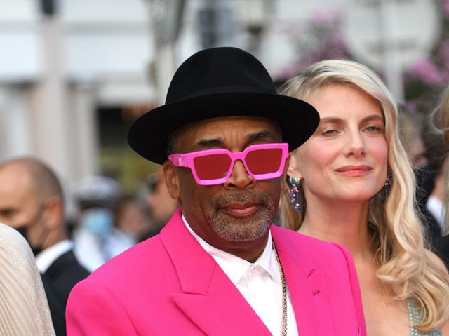 スパイク・リー、全身ピンクのルイ・ヴィトンの衣装に特注のナイキのスニーカーが光る